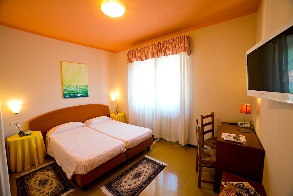 Hotel Europa Porlezza Szoba fotó